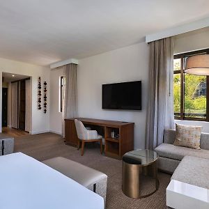 Cascade Deluxe Guest room 2 Queen Mountain view